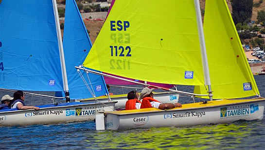Surcamos las olas con cursos de vela, pirag&uuml;ismo, buceo y con el Equipo de Regatas Caser Fundaci&oacute;n Tambi&eacute;n