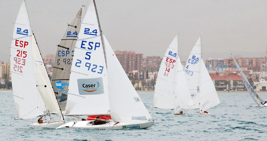 El Equipo de Regatas Caser Fundaci�n Tambi�n se lanza al agua.