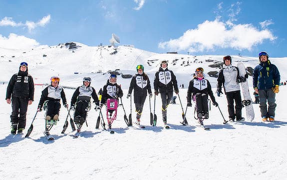 Entrenamientos y balance de la temporada 2020-2021 del Equipo Competición Fundación También de Esquí Alpino Adaptado y Snowboard. Final de año con el recordman Jan Farrell como emisario de Papá Noel