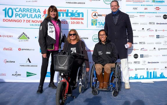 Una marea azul de casi 1.500 participantes en la 10ª Carrera Popular Madrid También Solidario que volvió a ser presencial.