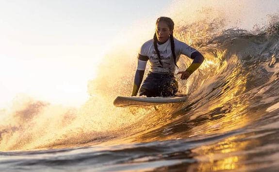 Ampliamos año a año las Escuelas deportivas: escalada, ciclismo adaptado, baile en silla, fútbol sala y la nueva Escuela de surf adaptado, cantera de deportistas del Equipo de Surf Adaptado Fundación También.